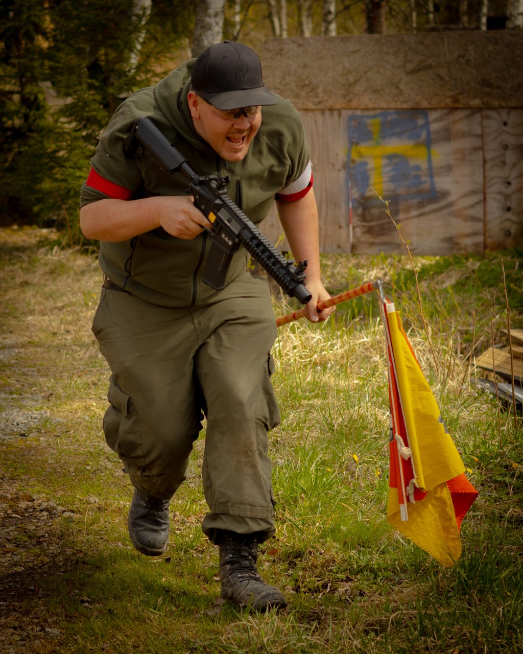 Eetu Rissanen pelaamassa lipun kanssa