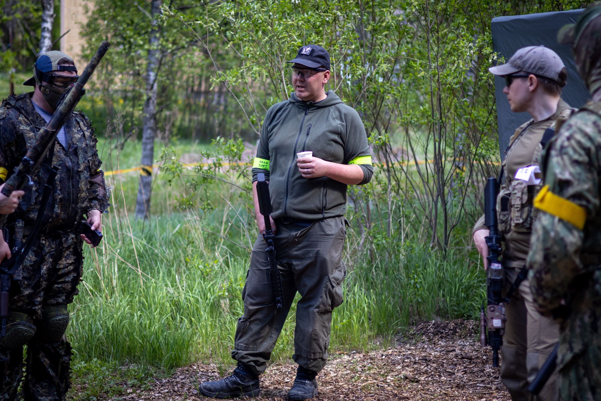 Airsoft-porukka koolla Akaasoftin pelipaikalla Akaassa — ryhmähenki ja hyvä meininki