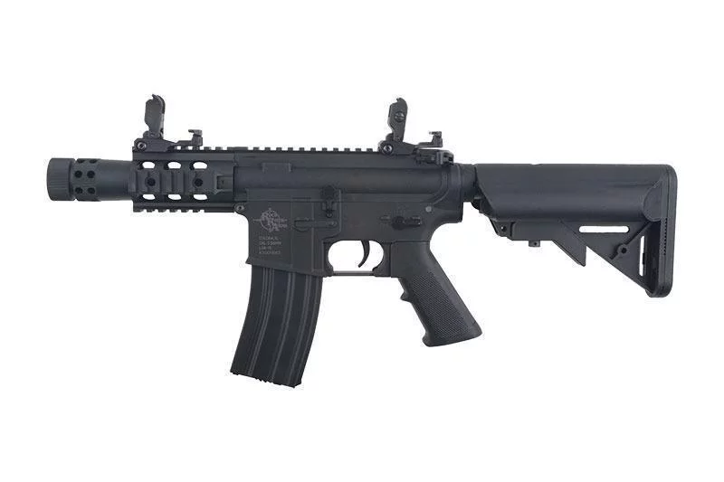 Akaasoftin vuokravarustelu — airsoft-ase ja varusteet kasattuna