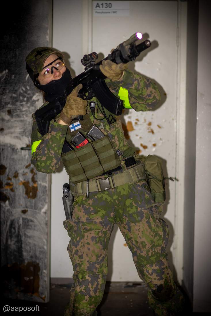 Kylmis-pelipaikka — airsoft-pelaaja Akaan Kylmäkosken entisen koulun käytävällä A130-luokkahuoneen oven edessä
